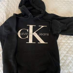 Svart hoodie i storlek S från Calvin Klein.  Säljer på grund av att den aldrig använts, köpte själv från plick men fick ingen nytta av den. Använt 3-5 gånger men den är i bra skick 8/10, inga defekter.