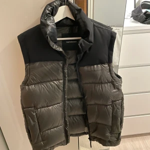 Peak performanceväst dun - Skön dunväst från peak. Typ aldrig använd och säljer då jag inte riktigt känner att det är min stil. Storlek M