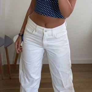 gräddvita midwaist jeans - skitsnygga jeans från collusion som är i midwaist modell men skulle ändå säga att de sitter lite lägre än så, helt felfria och toppenskick! 💘💘