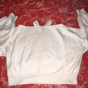 Vit tjocktröja - En vit tjocktröja som visar collarbones 