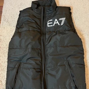 Svart Ea7 väst  - Svart Ea7 väst i helt nytt skick med inneficka. Knappt använd. 