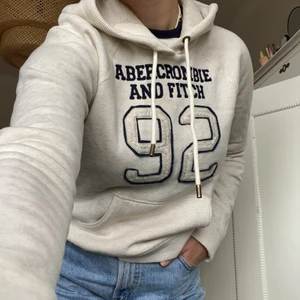 Abercrombie and fitch - Fina skick och supermysig nu till hösten i en fin beige färg💕frakt ingår inte💕