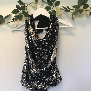 Goddess Sequin Top - Säljer denna gudomligt vackra paljettopp då även denna har gjort sitt hos mig. Inköpt för många år sen och använd fåtalet gånger. Paljettfylld i nyanser av svart och silver i ett. Knyts kring nacke samt kring ryggen som iklädd denna topp lämnas bar! ✨