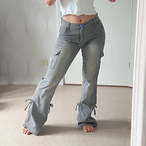 Bootcut jeans  - VÄRLDENS snyggaste bootcut jeans med farligaste passformen!! Mycket stretch och lågmidjade, väldigt långa i benen dock så passar ej mig som är 166 cm men om man är 170+ så borde dem sitta som en smäck alternativt kan man alltid sy upp!   Tas bort 16/10! 