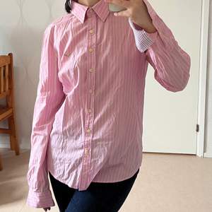 Rosa skjorta i bra skick, kan användas stängd eller över en fin Top till ett par jeans! Tas bort 16/10!