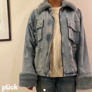 Jeans jacka med päls  - Säljer denna min snygga jeans jacka som knappt är använd (lånad bild men samma jacka)