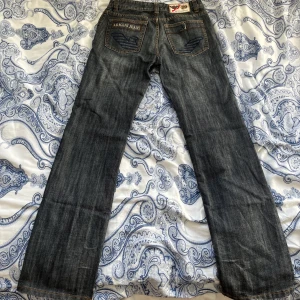 As sköna Armani jeans - Mörka Armani jeans med broderi på bakfickorna. Ända nackdelen med brallan är att knappen har gått av. Jag har även klippt korta slitz där nere.