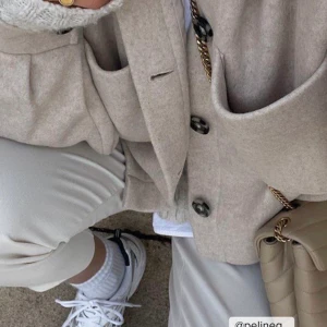 Beige kappa nakd - Är sugen på att köpa en ny höst/vinter-jacka så kollar intresse på denna populära jacka! Slutsåld i nästan alla storlekar, denna är i storlek 34 men väldigt oversized (mer som en 38). 