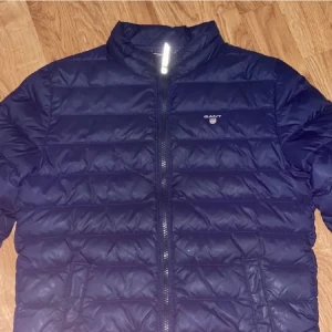 GANT jacka - Säljer denna jättefina jacka från gant! Nästan oanvänd och köpte förra året från gant för 1 900kr💓 sänker priset såklart 