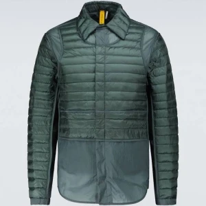 Moncler jacka - Säljer denna helt oanvända moncler genius Craig Green-jacka pga fel storlek. Alla tags sitter kvar. Nypris 12 550kr 🤝