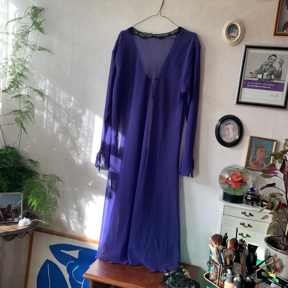 Lång vintage mesh robe med spetskant och knytdetaljer. Den har ingen storlek så uppskattar att den är M/L. Jag är 172 cm lång och brukar ha L. Tröjor & Koftor.
