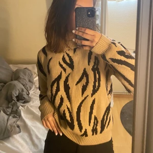 Tröja - Tröja från nakd, jätte mysig. Säljer för att den inte kommer till användning längre💕