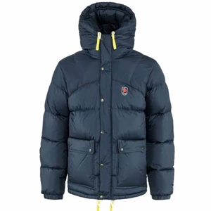 Fjällräven jacka  - Köpte förra året på plick, aldrig använd då den inte passa mig. Väldigt bra skick, köp direkt för 3000 eller buda🫶🏻⚡️💖skriv privat för egna bilder eller frågor! Frakten är inräknad i priset 