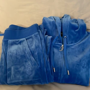 juicy couture sett  - Använt 2 gånger så dom är som nya.  Byxorna är xs och tröjan s