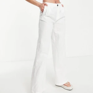 Vita linnebyxor - Vita linnebyxor från Berskha, beställde från asos. Oanvända med lappen kvar, säljer pga förstora.