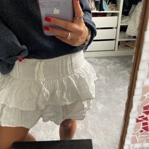 Vit volang kjol  - Vit volangkjol från bull and bear, köpt förra sommaren men väldigt bra skick! 