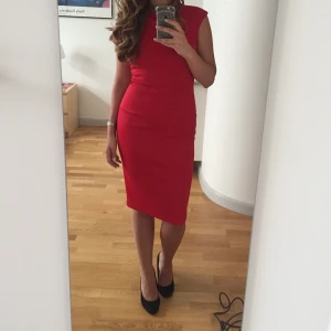 Ted Baker klänning  - Storlek 34/36 Använd 1 gång på ett bröllop  Skrynklar inte!!  Köpt i NY för 4000kr för 4 år sedan