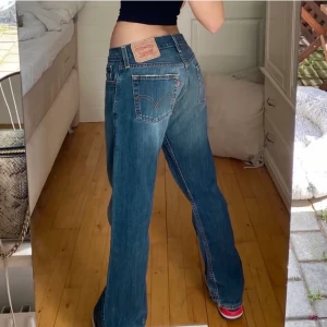 Vintage Levis 501 - Säljer mina vintage Levis 501 köpta secondhand i köpenhamn! Dom är verkligen helt perfekta, lågmidjade, raka och så snygga! Säljer då jag önskat ha dom lite längre, dom går ner till fötterna på mig som är 177cm. Passar 36/38 och någon som är 165-175 cm ca