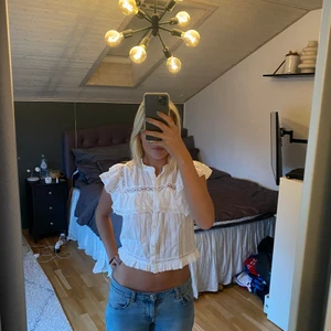 Zara topp - Säljer denna söta topp från Zara i storlek S. Säljer då den inte kommer till användning. Köparen står för frakt, kan även mötas upp i Stockholm. ❤️ hör av er vid fler frågor