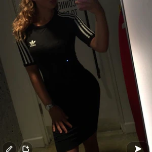 Adidasklänning - Figursydd klänning från Adidas, köpt i deras butik i dubai. Använd fåtal gånger