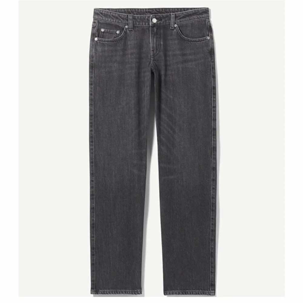 Säljer mina lågmidjade jeans från Weekday! Helt oanvända med lappen kvar🖤 storlek 27/32 ungefär en 36. Köpta för 500kr. Jeans & Byxor.