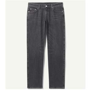 Säljer mina lågmidjade jeans från Weekday! Helt oanvända med lappen kvar🖤 storlek 27/32 ungefär en 36. Köpta för 500kr