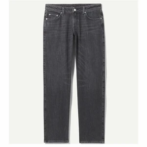 Arrow low straight  - Säljer mina lågmidjade jeans från Weekday! Helt oanvända med lappen kvar🖤 storlek 27/32 ungefär en 36. Köpta för 500kr