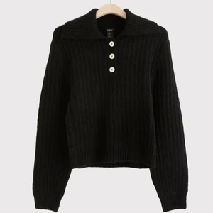 Stickad tröja Lindex - Mjuk och varm stickad tröja med lång ärm, bred krage och knappar framtill. Från Lindex, nypris 499:-. Fint skick! Säljer för 100kr eller bud. Strl S (passar s-m). 💕