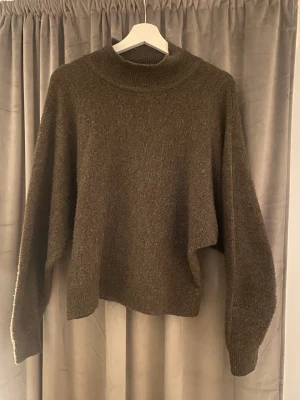 Brun tröja  - Säljer min super sköna bruna tröja. Andvänd fåtal gånger. 