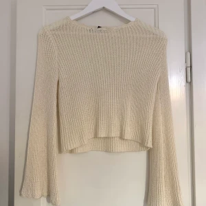 Tröja - stickad tröja med utsvängda armar 