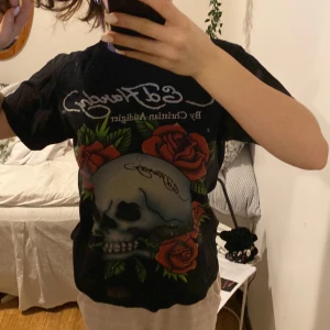 svart Ef hardy tröja  - en as snygg svart Ed Hardy t-shirt passar till abslout allt och jätte skön till Alla lägen😋 Säljer för det inte är min stil längre men. Finns lite lite vit färg på dödskallen som knappast syns om man inte kollat nära! 