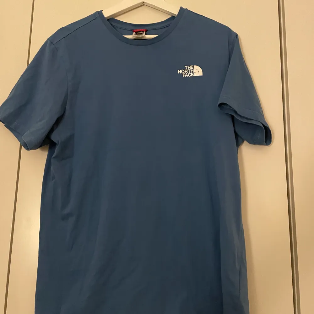 En blå the North Face t-shirt i storleken medium. Knappt använd. Köparen står för frakt och priset kan förhandlas. T-paidat.