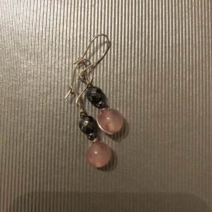 Rosenkvarts örhängen  - Handgjorda rosenkvarts örhängen. Frakt 15kr🌸