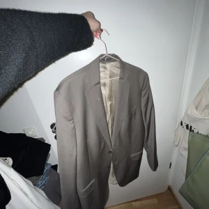 Oversized kavaj - Beige / brun. Aldrig använd.  Stl 54 (liten i stl) men ändå oversized.  Finns i Malmö / kan postas mot fraktkostnad 