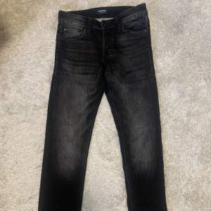 Svarta Slim fit jeans från Jack & Jones. Modell herr, slim/Glenn, storlek 29/32, oanvända. Nypris 799kr 