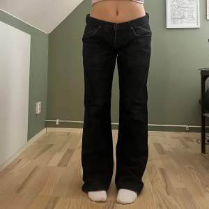 Superfina svarta lee jeans! Lite stora på mig som vanligtvis har stl s vilket ger en mer baggy passform och gör de även mer lågmidjade🫶 Midjemått: 90 cm  Innerbenslängd: 81 cm