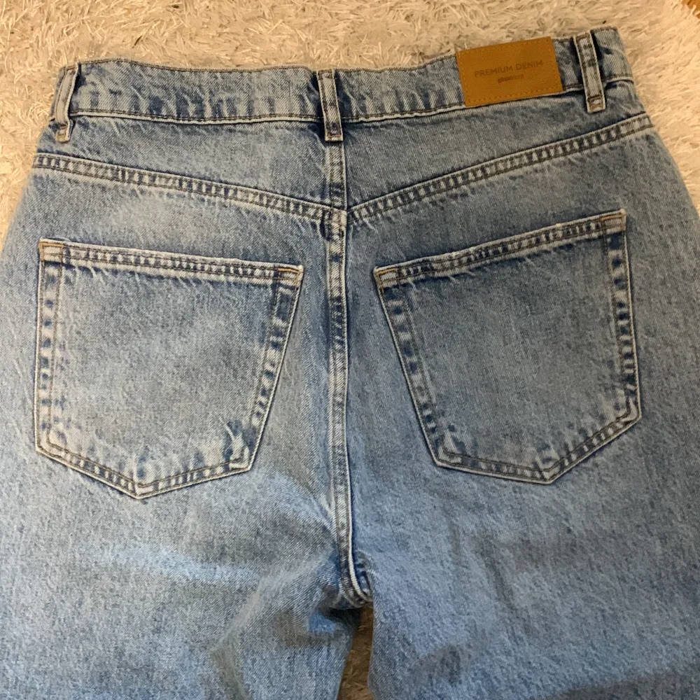 Snygga, nästan oanvända ljusblå jeans från Gina Tricot med hål på knäna. Storlek 40 150 kr + frakt . Jeans & Byxor.