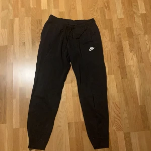 Nike mjukisbyxor - Svarta mjukisar från Nike i storlek M. Sitter bra och är jättesnygga. Säljer för 200kr.