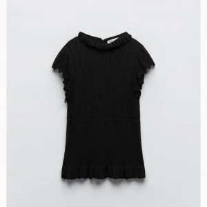 Stickad top från zara  - Jättefin Stickad blus från zara säljer den för att den inte kommer till användning. Blusen är även i väldigt bra skick då den knappt är använd 