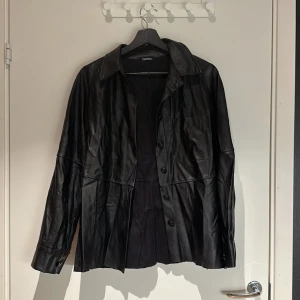 Skinnjacka  - Bara att skriva om fler bilder eller mått önskas ☺️