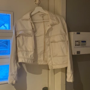 Jacka från Monki - Vit vår och sommarjacka från Monki. Sparsamt använd. Jag är en S och den är inte för liten för mig. Jätte fin ❤️‍🔥