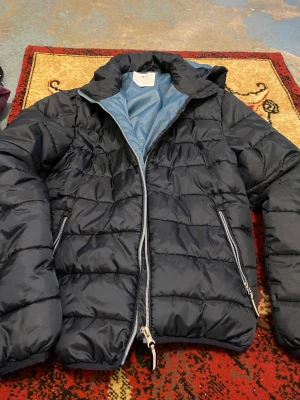 Jacka ellos - Säljer denna oanvända jackan i jätte bra skick från ellos 