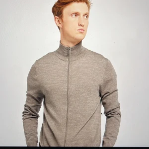 Merino kofta  - Tröjan har aldrig använts och ligger fortfarande kvar i kartongen. Jag erbjuder gratis frakt. Jag har både small, medium och large