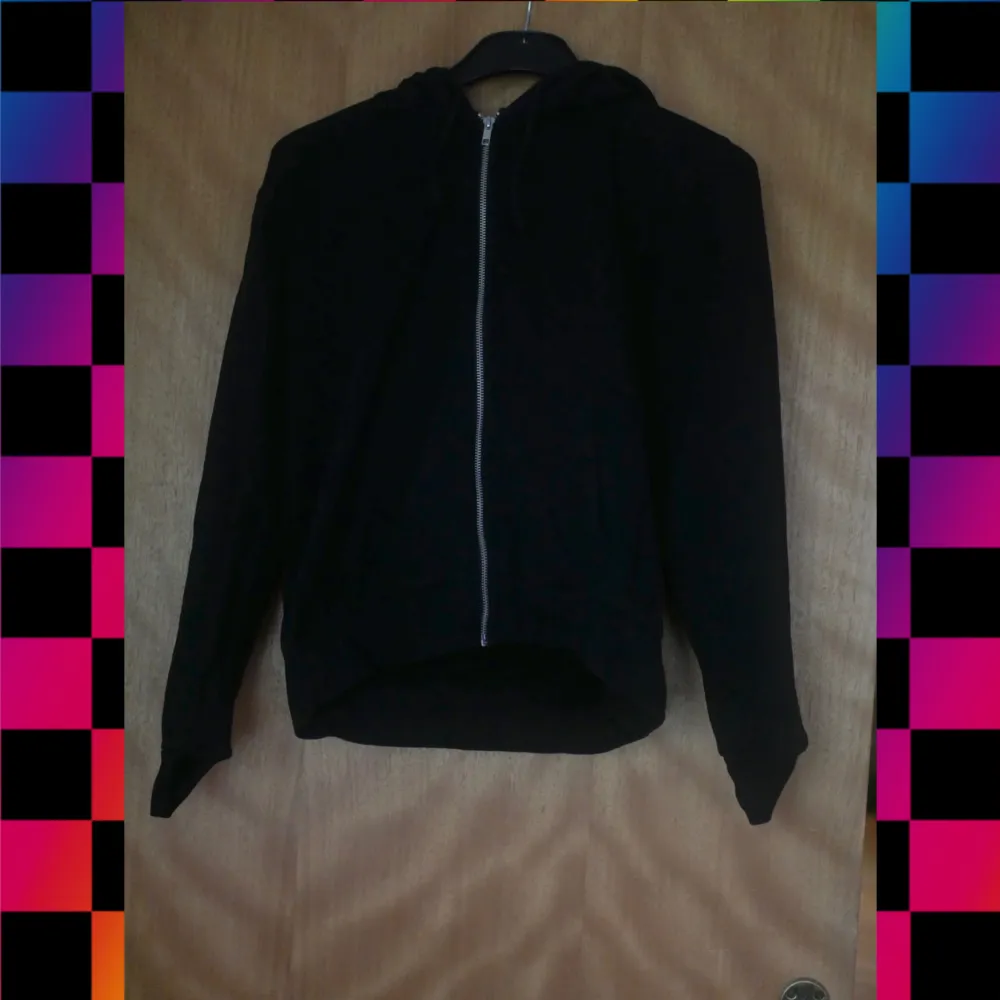 En svart hoodie ifrån h&m, zip up. bra skick. det står storlek medium men skulle säga att den är närmare storlek small :). Hoodies.
