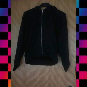 En svart hoodie ifrån h&m, zip up. bra skick. det står storlek medium men skulle säga att den är närmare storlek small :)