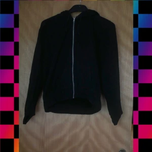 Zip Up Hoodie - En svart hoodie ifrån h&m, zip up. bra skick. det står storlek medium men skulle säga att den är närmare storlek small :)