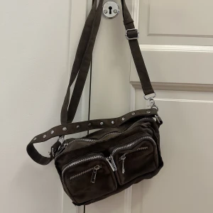 Väska mocka grön - Säljer denna såå fina väskan i grön❤️ aldrig använd, inga defekter ❤️(säljer även en likadan mörkröd) Orginalpris 749kr❤️