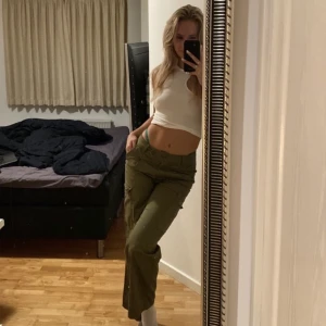 Gröna cargopants - Gröna cargo pants från Nelly.com  Dr Denim, nypris 799kr  Storlek 27W/32L