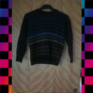 Ull Sweater - En ull sweater med ränder i regnbågsfärger. väldigt varm och bra för vinter/vår