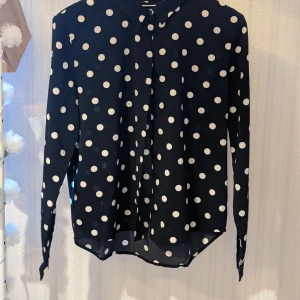 Skjorta  - Säljer den här snygga skjortan då den är för liten, skulle säga att den motsvarar en stor XS eller en liten S. Den har en lite speciell rygg men det är bara snyggt. Skickar inte kan bara mötas upp.